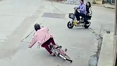 Photo of 2女学生扶骑车摔倒妇 遭索赔12万