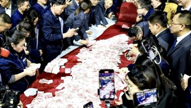 Photo of 河南老板再发逾亿花红 年会发现金3400万 员工几乎抱不动