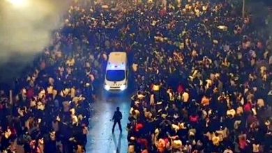 Photo of 中国长沙春晚烟花秀 30万游客自发开出“生命通道”