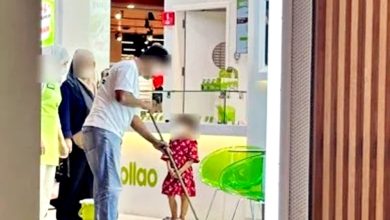 Photo of 孩子打翻水 父向店员借拖把 网赞：真正的身教！