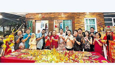 Photo of 李奕汕住家拜天公 宾客与2骏马合影