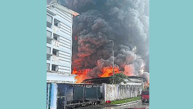 Photo of 橡胶厂大火 空气飘灰烬 天降黑雨淋屋车