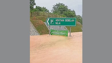 Photo of 豪雨引发山洪淹没车道 南北大道车龙数公里