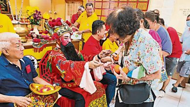 Photo of 紫康阁张万有团拜扮财神 座驾开头奖字迷发财