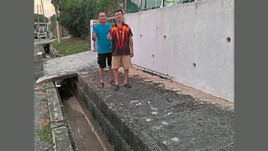 Photo of 淡边新村水沟发臭 县会派员清沟内垃圾