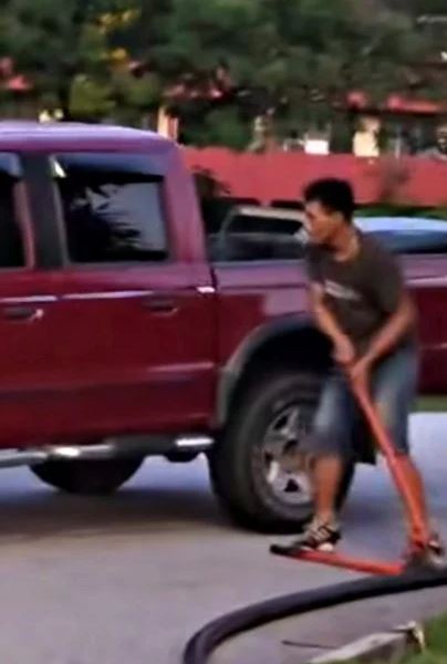 数名男子将疑似剪断的电缆搬上黑色四驱车。(视频截图)