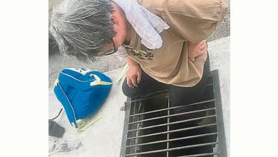 Photo of 妇女踩沟盖脚被卡 民眾助脱困