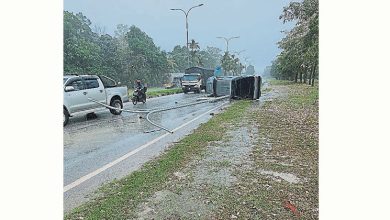 Photo of 驶过积水路段失控 皮卡车撞护栏路灯