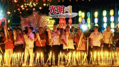Photo of 【亚罗士打斗母宫闹爆元宵4.0】热闹程度更胜往年 华妇赢走Axia轿车