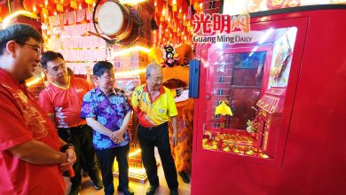 Photo of 【丁加奴律福德祠大伯公庙神诞宴】福德祠电子求签吸引善信 曹观友也直呼新奇