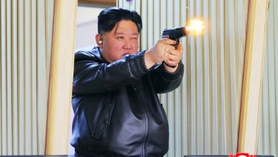 Photo of 金正恩与女儿金主爱视察军需工厂 两人同场手枪射击