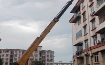 Photo of 疑冒雨5楼维修 3男随吊臂坠下2死1重伤