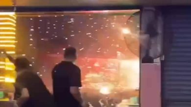 Photo of 烟花摊深夜起火乱射 扁担饭店无辜遭殃
