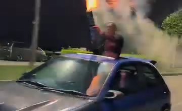 Photo of 男子车顶燃放烟花 警方全力缉捕
