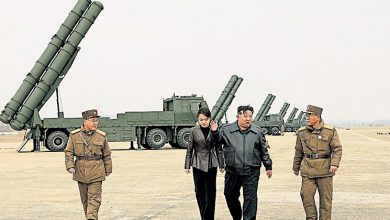 Photo of 朝远程炮兵试射多管火箭炮 金正恩携女儿观摩