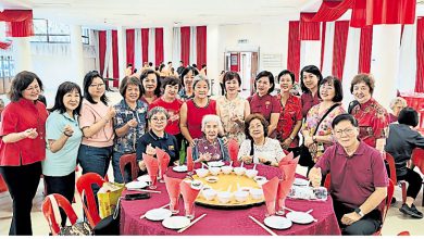 Photo of 槟龙岩会馆与骆氏妇女组 与116长者共享午宴