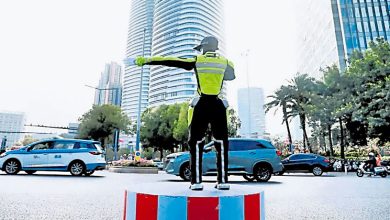 Photo of 繁忙时段指挥交通 深圳AI机械交警当值