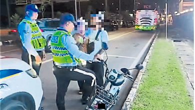 Photo of 公路禁驶电动脚车 警劝2骑士守交通条规