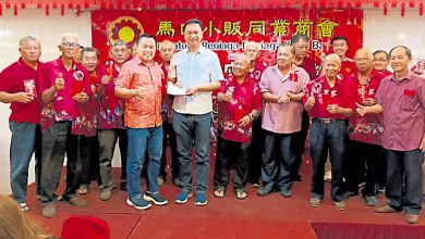 Photo of 【马口小贩同业商会新春元宵宴】张聒翔：服务团队节日送礼 从市民口中了解民生
