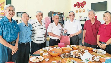 Photo of 马口艺协驱车两地 向2年长会员拜年