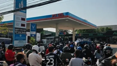 Photo of 巴士涨价民众排队添油 寮国近半油站关闭