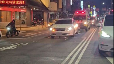Photo of 救护车狂鸣笛 白车拒让道 网怒斥司机“人命关天你不动！”