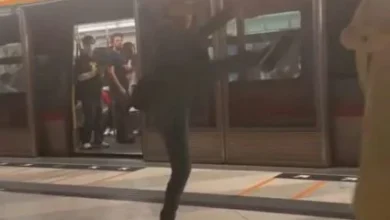 Photo of 男子地铁挑衅大妈 反被无影脚痛击