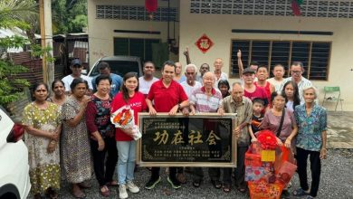 Photo of 结束70年地契噩梦 居民赠匾谢2议员
