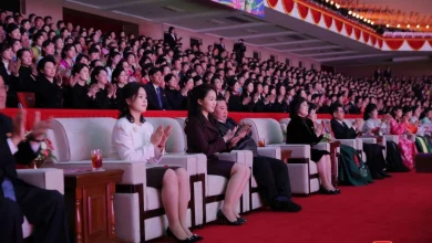 Photo of 称女性助推动国家发展 金正恩携妻女观看妇女节文艺汇演