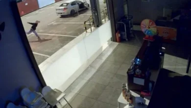 Photo of 火锅店玻璃遭群殴者砸碎 警方：已捕2嫌犯