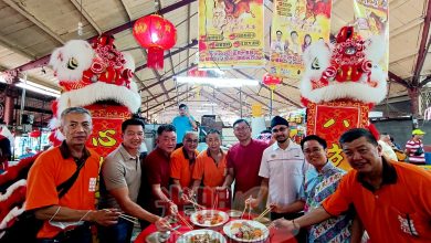 Photo of 新街头万山鱼虾组同业 热闹团拜贩商重情谊