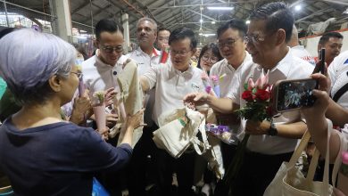 Photo of 沈志强曹观友走访阿依淡 派花拍照庆妇女节