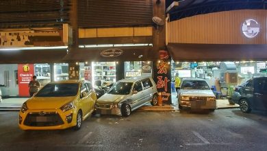 Photo of 轿车被撞后“倒车”冲入食堂 2红衣男险些被撞飞