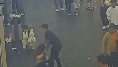 Photo of 南宁街头男子疯狂踢打女性 休假民警3秒制伏施暴男