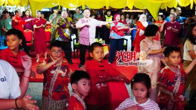 Photo of 英特拉稼秧岸元宵晚会 玻王储与民同耍太极
