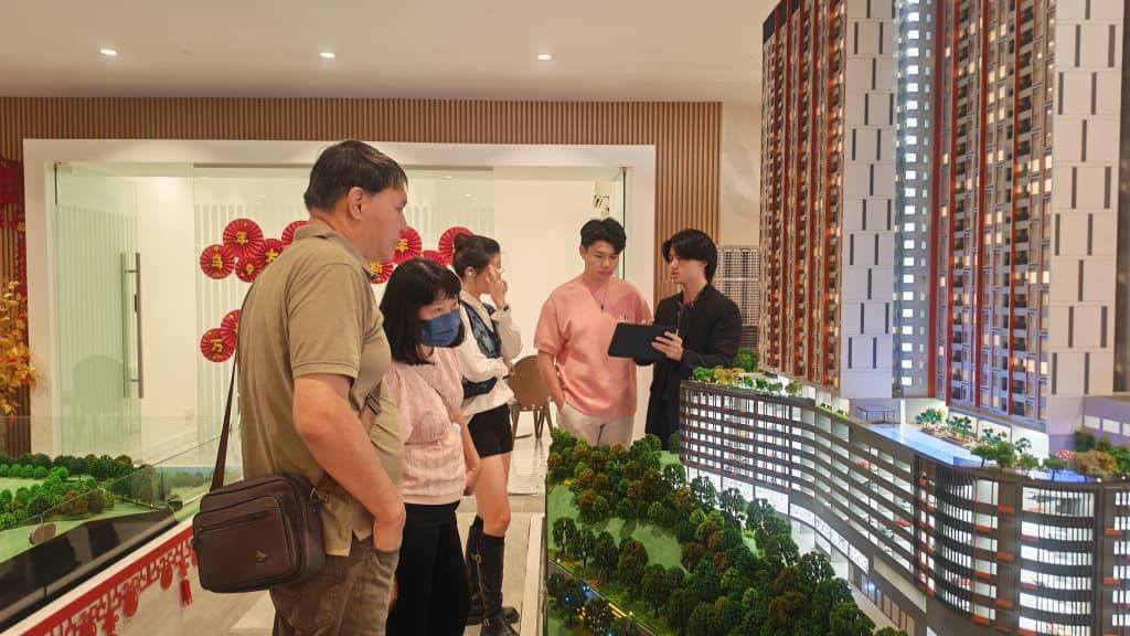 民眾前来售展厅询问M Zenni购屋配套。