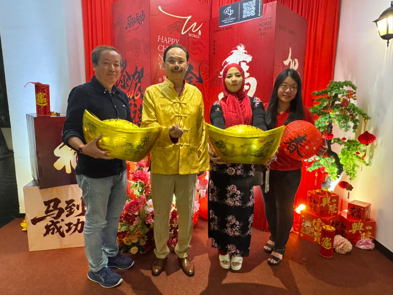 左起陈顺杰、曾建兴、威娜及方婷愉快合影。