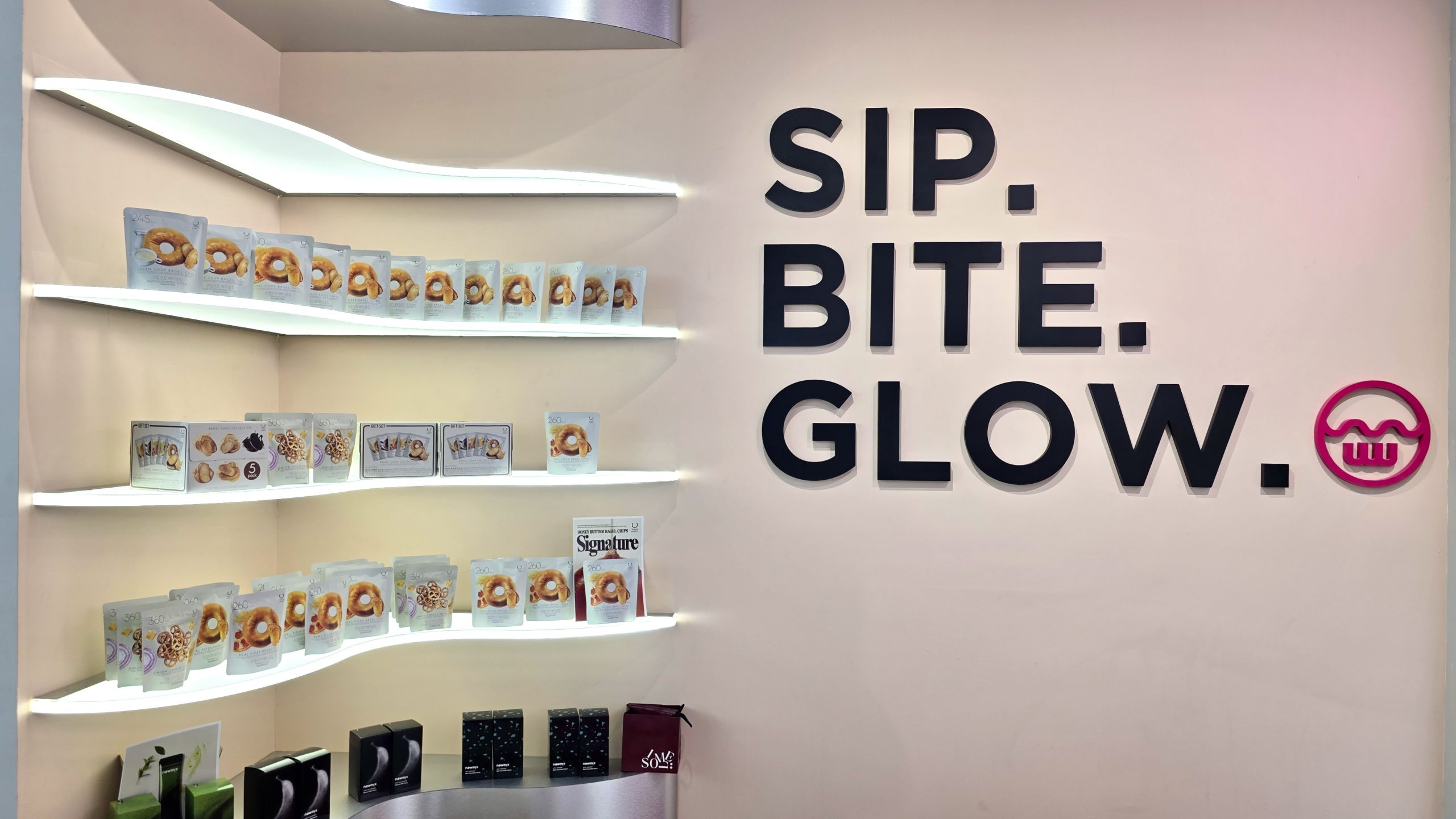 Underwater以其独特的“Sip, Bite, Glow”概念，将韩系护肤、美妆及生活方式品牌融合于一体，为消费者打造一站式的美丽体验空间。