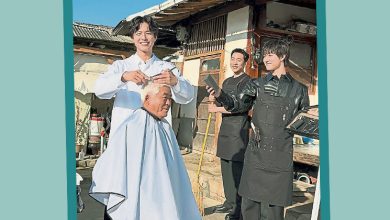 Photo of 深入渔村体验生活  朴宝剑替长辈剪发