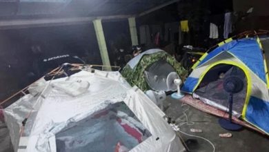 Photo of 一家11人回乡庆开斋节 房间不够睡 客厅扎帐篷