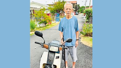 Photo of 方便定居狮城儿孙返乡扫墓 退休小贩骑车来回10公里锄草