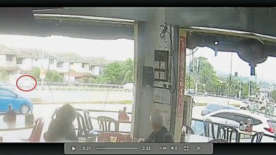 Photo of 爆冲飞过栏杆水沟 汽车卡2车道分界堤