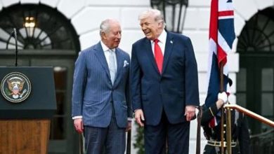 Photo of 贴文回怼？ 白宫借“两位国王”照  反讽“不要国王”抗议者