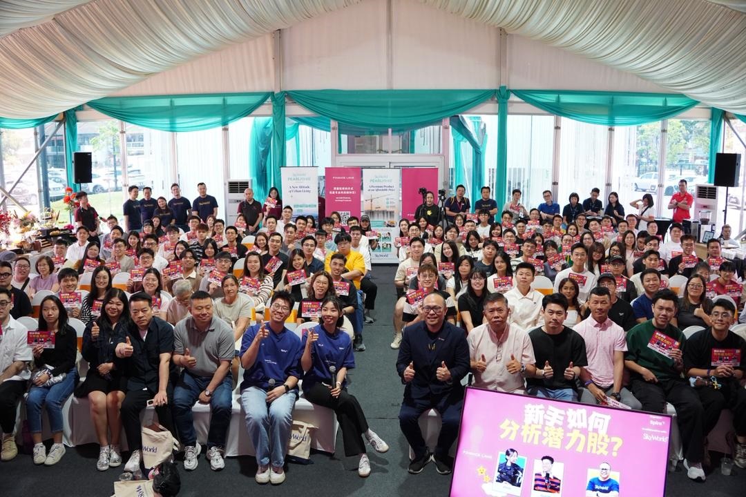 讲座会主讲嘉宾李志成(中右一)及主持人傅銓乐、傅嘉仪(中左二和一)与全场出席者大合照。