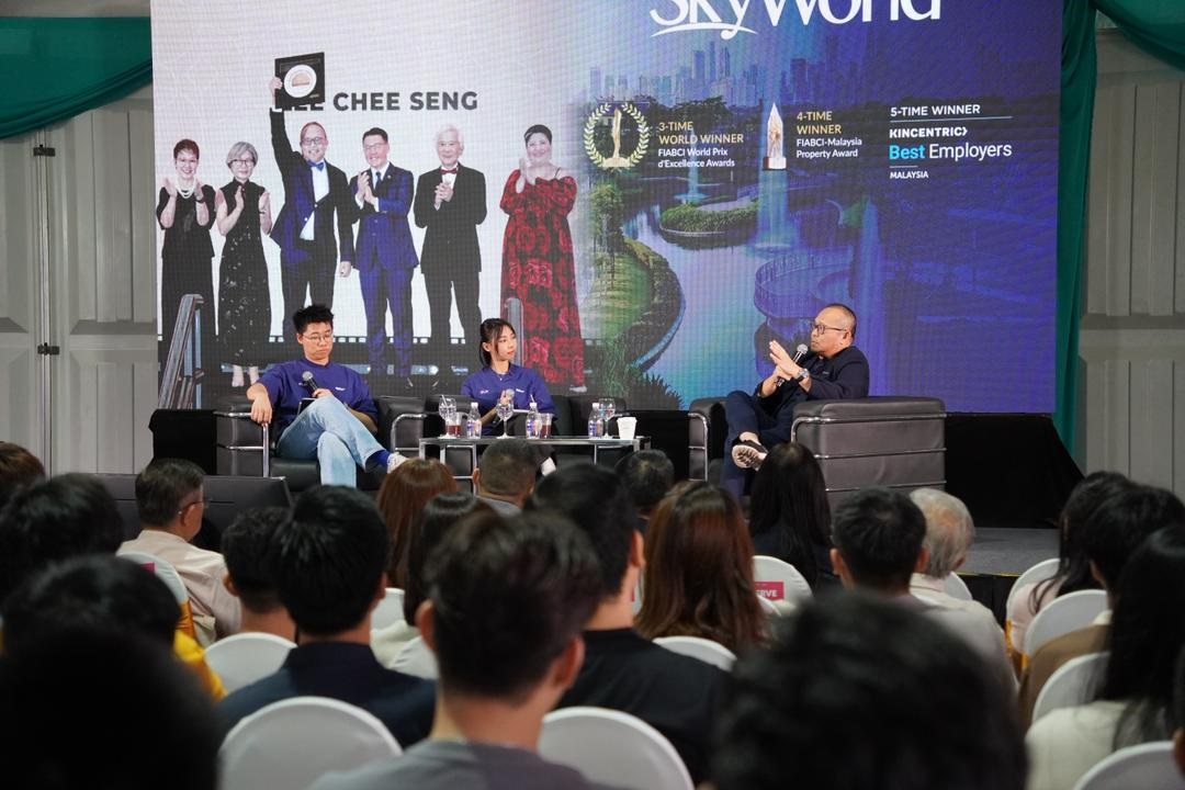 李志成在台上分享SkyWorld从承包商到发展商及公司上市来时路。