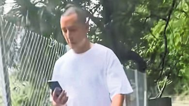 Photo of 吴彦祖不怕走样 独行低头玩电话