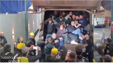 Photo of 恶臭中求生 !60人挤垃圾车后斗偷渡
