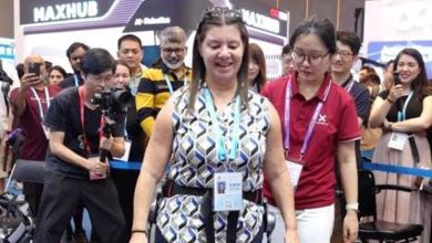 Photo of 迈出感人一步! 外籍残障女子借助  中外骨骼设备站起来