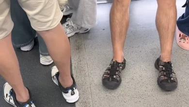 Photo of MRT内明目张胆偷拍 女乘客吓坏: 好恐怖