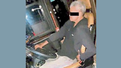 Photo of 松懈靠座位 单手开长巴 司机自首被扣查
